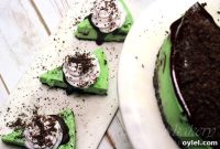 Vegan Grasshopper Cheesecake Recipe with Mint and Chocolate