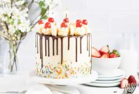 Decadent Banana Split Cake Recipe with Chocolate and Strawberries