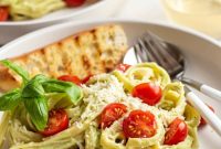 Creamy Avocado Pasta with Garlic and Lemon