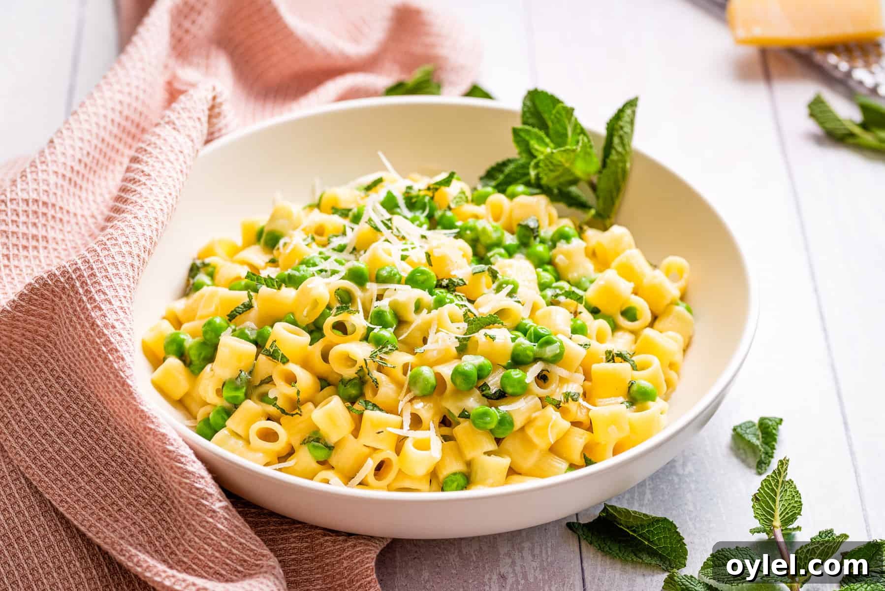 Pasta e Piselli Recipe: Classic Italian Pasta with Peas 11 Pasta e piselli with bread