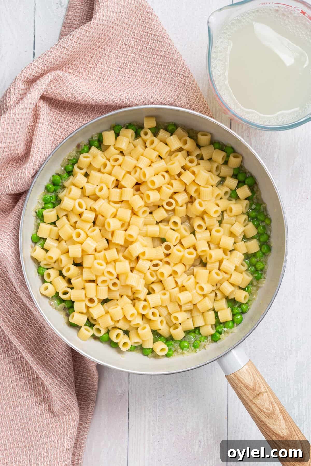 Pasta e Piselli Recipe: Classic Italian Pasta with Peas 7 Tossing pasta with peas and pasta water