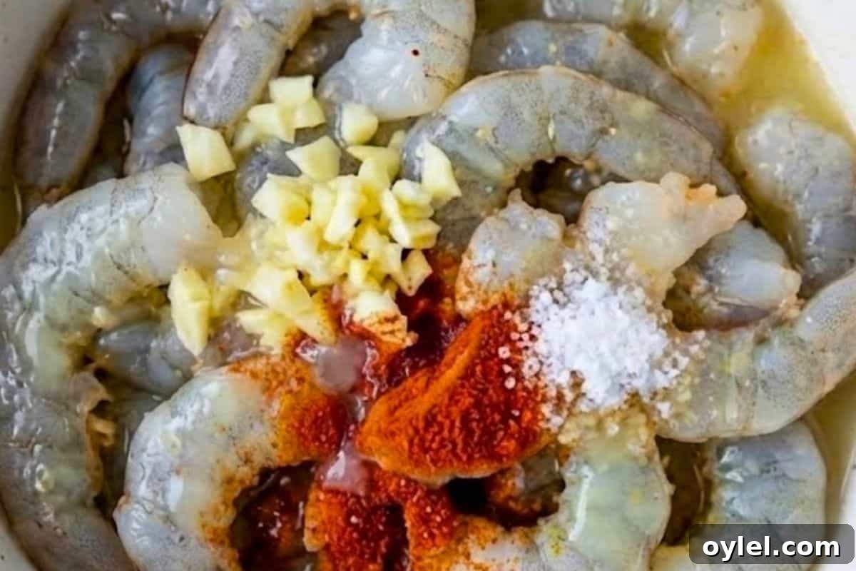  In a bowl, toss the prawns with garlic, paprika, and lemon juice.