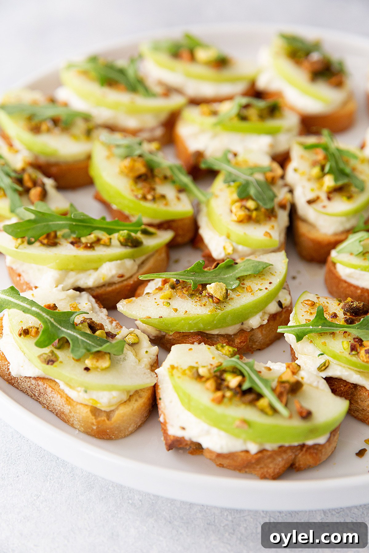 Appetizers vs Hors d'Oeuvres: What's the Difference? 4 Whipped Ricotta Crostini Appetizer